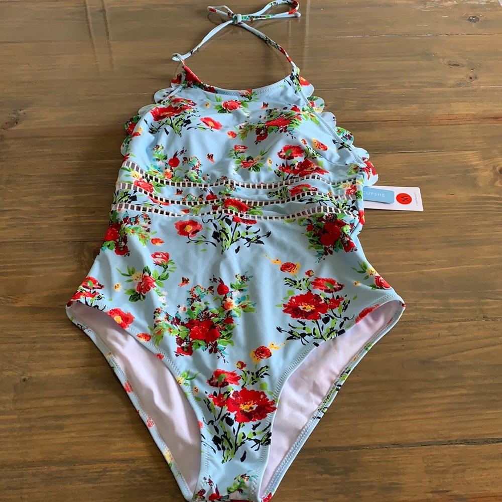 CUPSHE one piece swimsuit. Size medium.